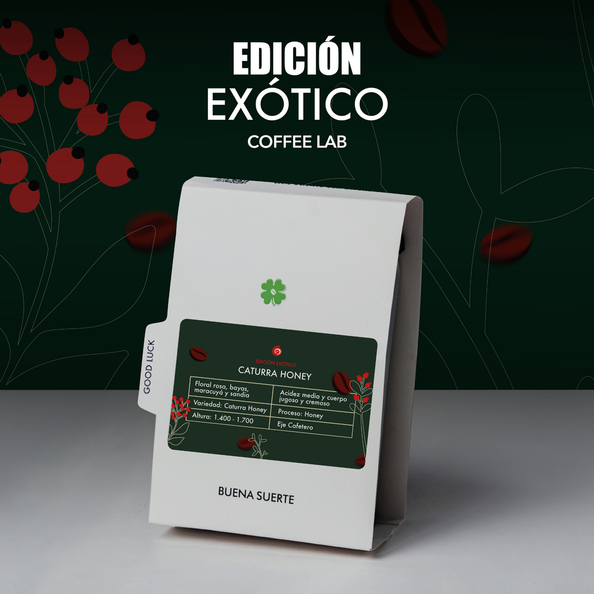 Bolsa blanca Caturra Honey con etiqueta verde sobre fondo verde oscuro con cerezas y granos ilustrados