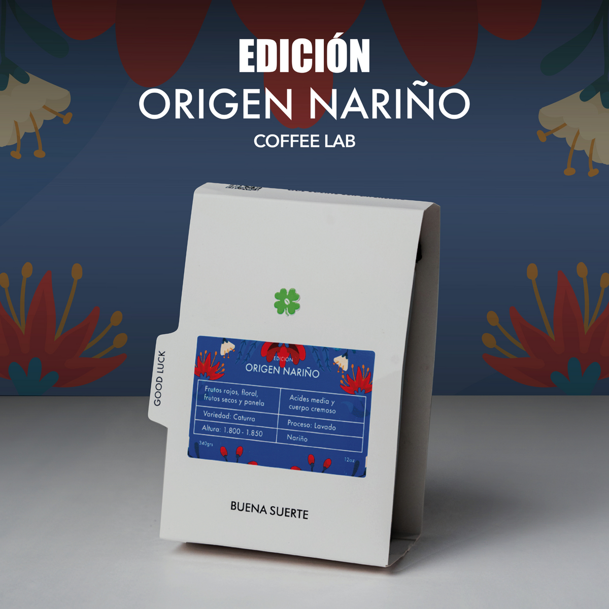 Bolsa blanca con trébol verde y etiqueta azul Origen Nariño, fondo azul oscuro con flores ilustradas
